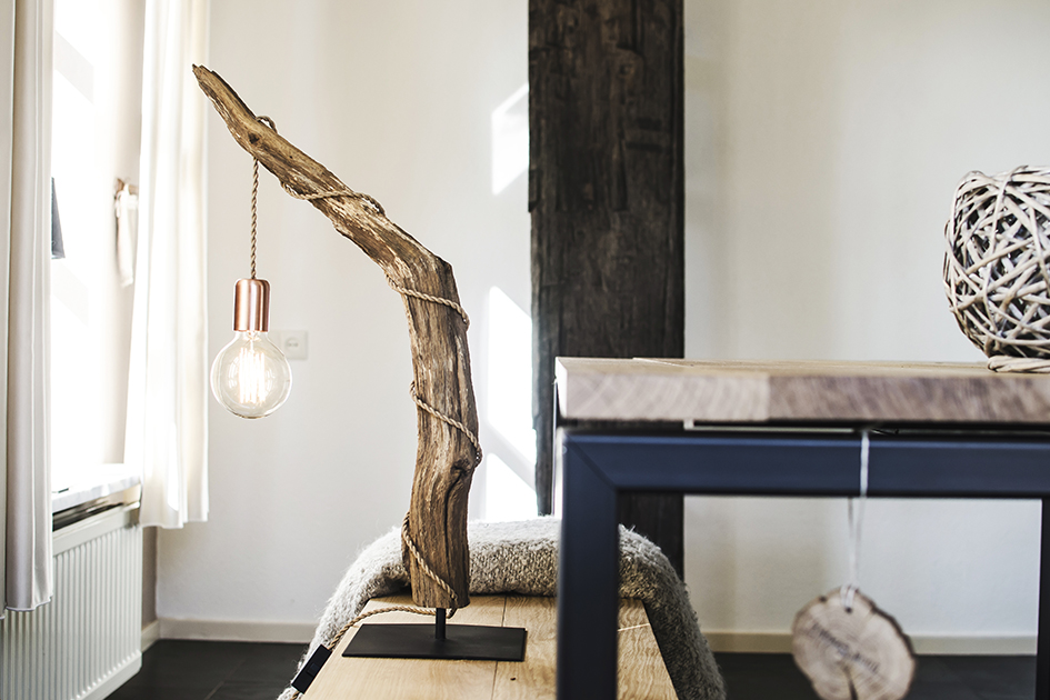 houten tafellamp met kooldraad lamp